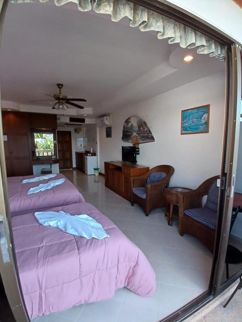 Aksarai Hotel Patong Exteriör bild