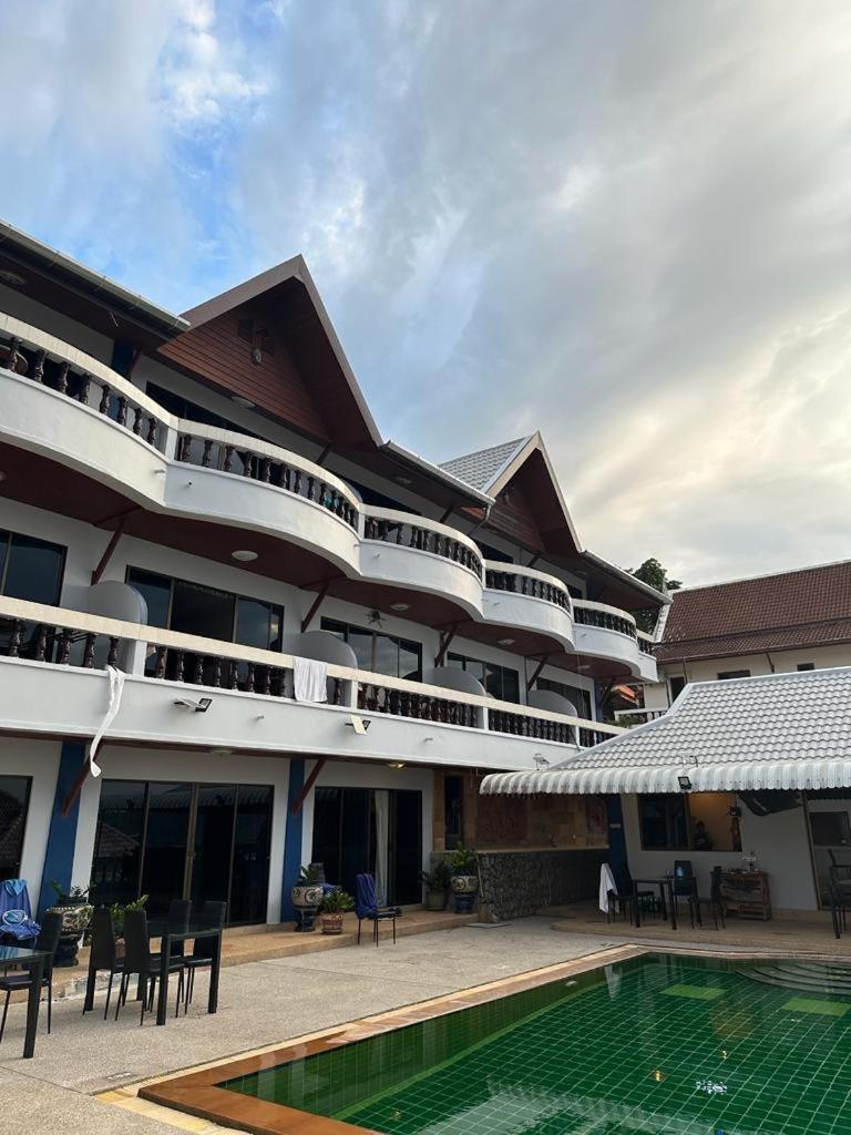 Aksarai Hotel Patong Exteriör bild