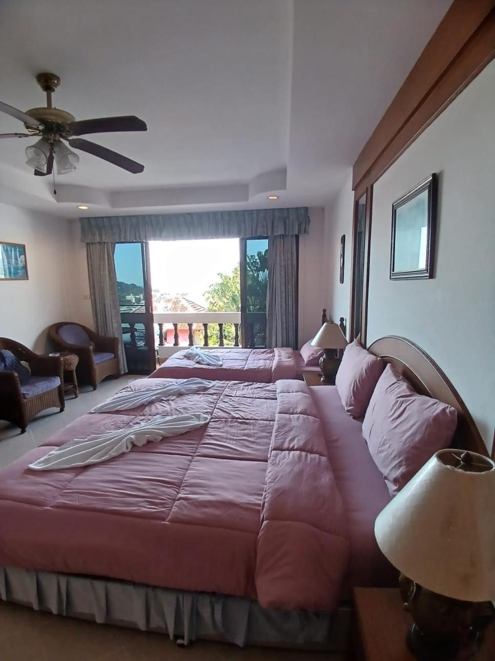 Aksarai Hotel Patong Exteriör bild