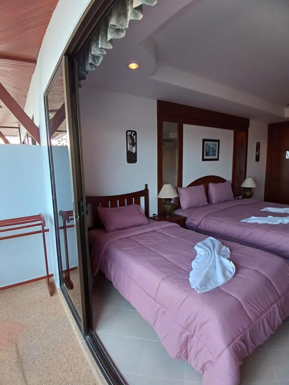 Aksarai Hotel Patong Exteriör bild