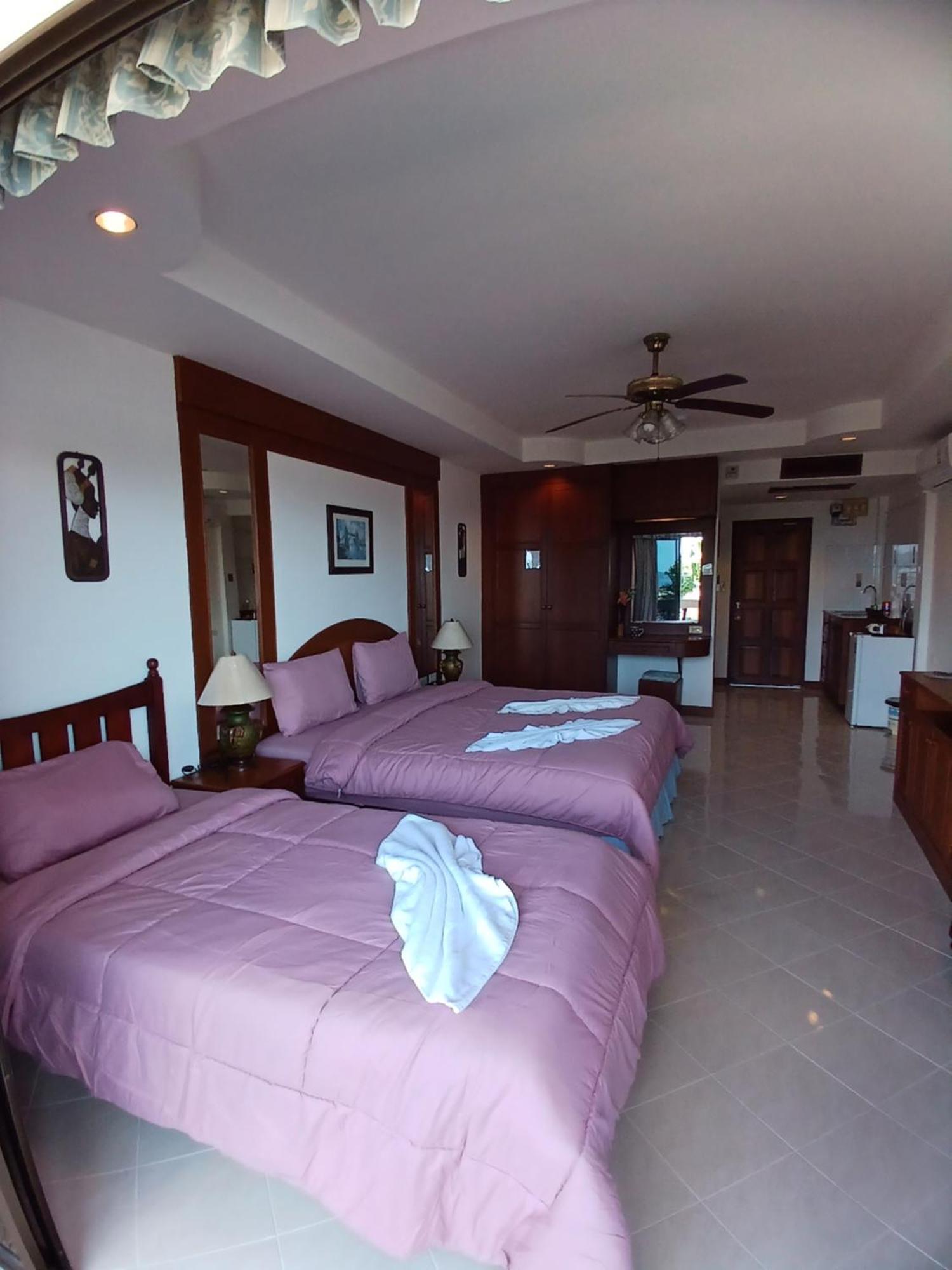 Aksarai Hotel Patong Exteriör bild