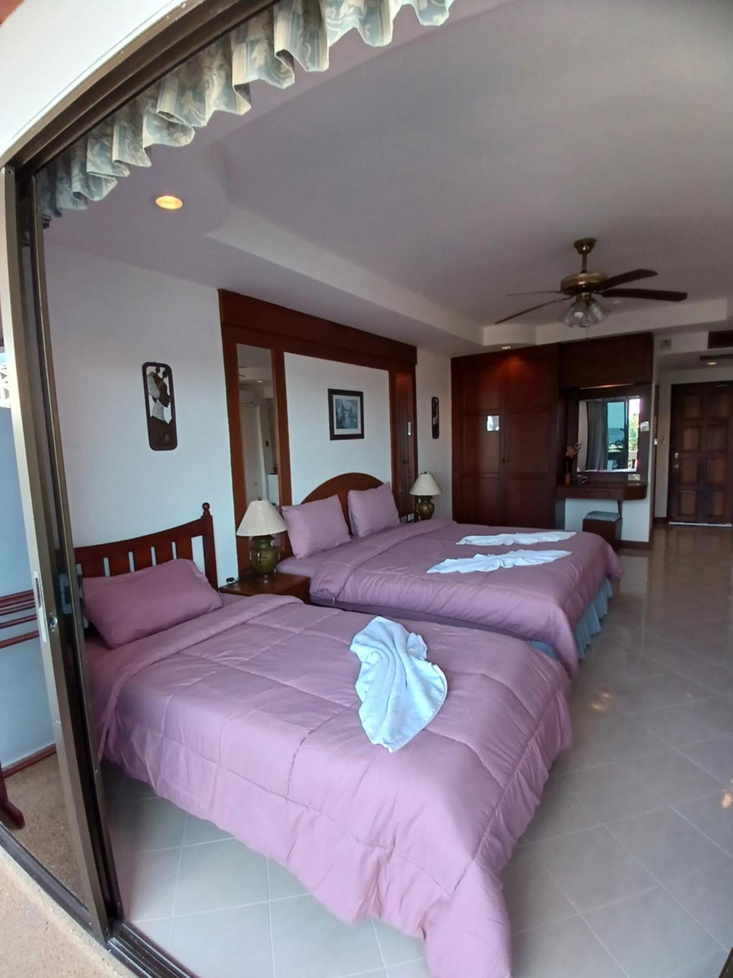 Aksarai Hotel Patong Exteriör bild