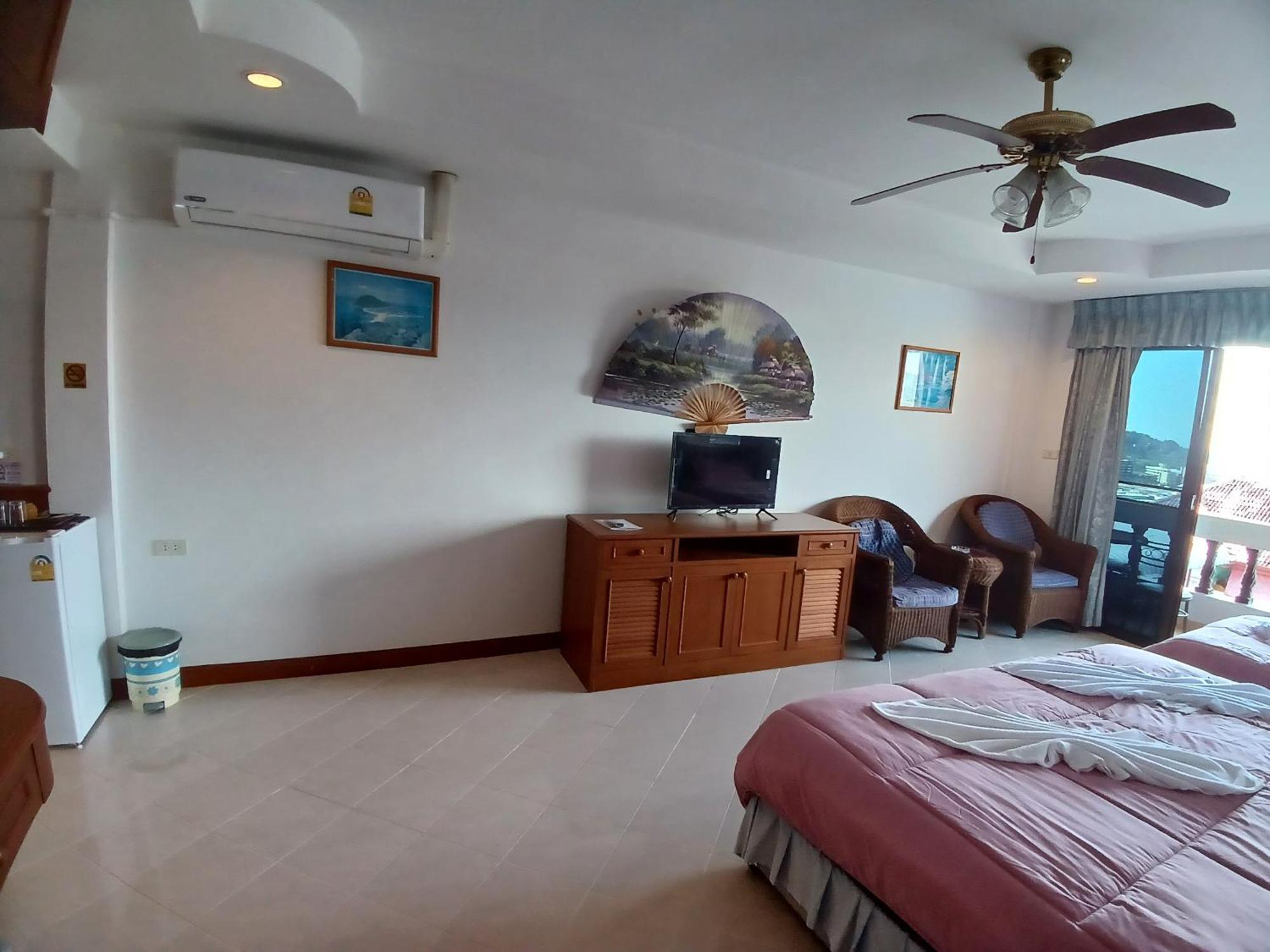 Aksarai Hotel Patong Exteriör bild