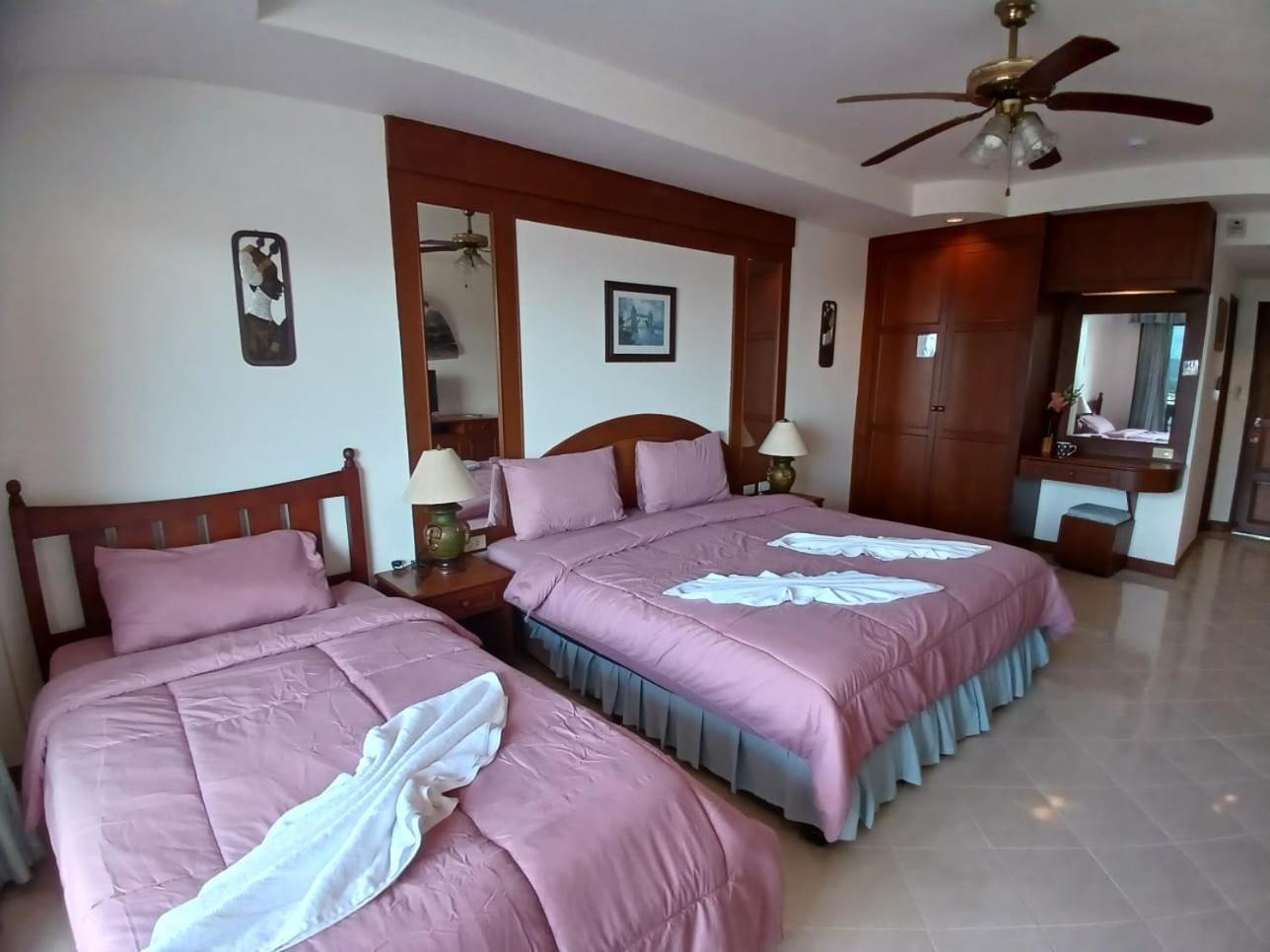 Aksarai Hotel Patong Exteriör bild
