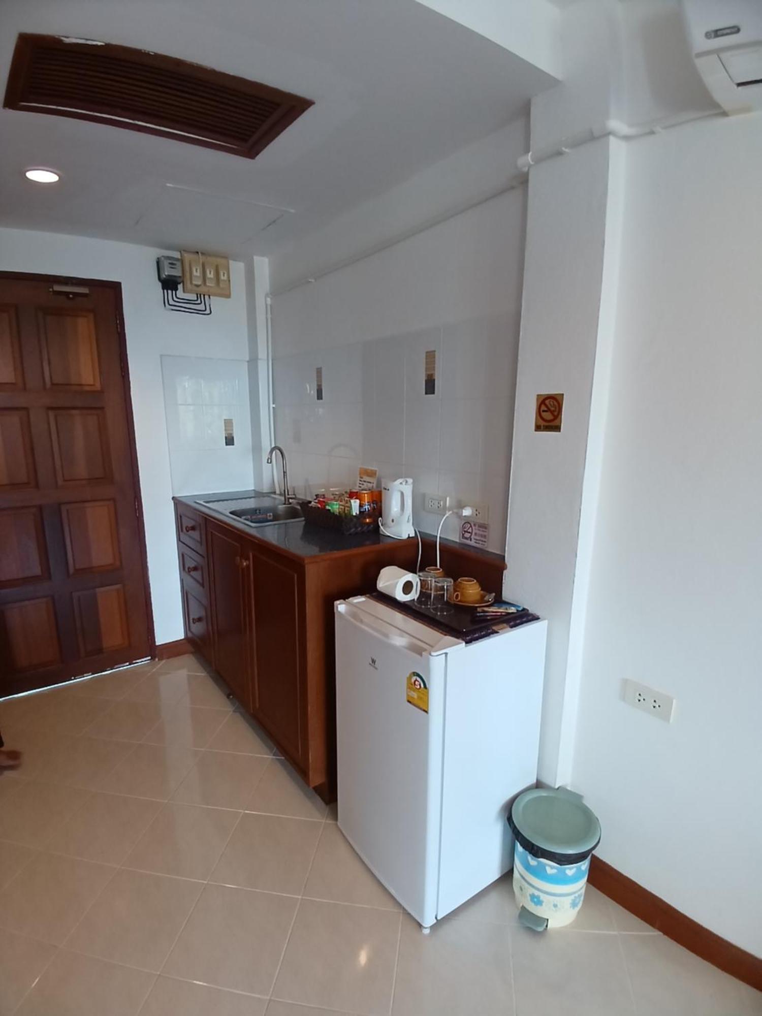 Aksarai Hotel Patong Exteriör bild