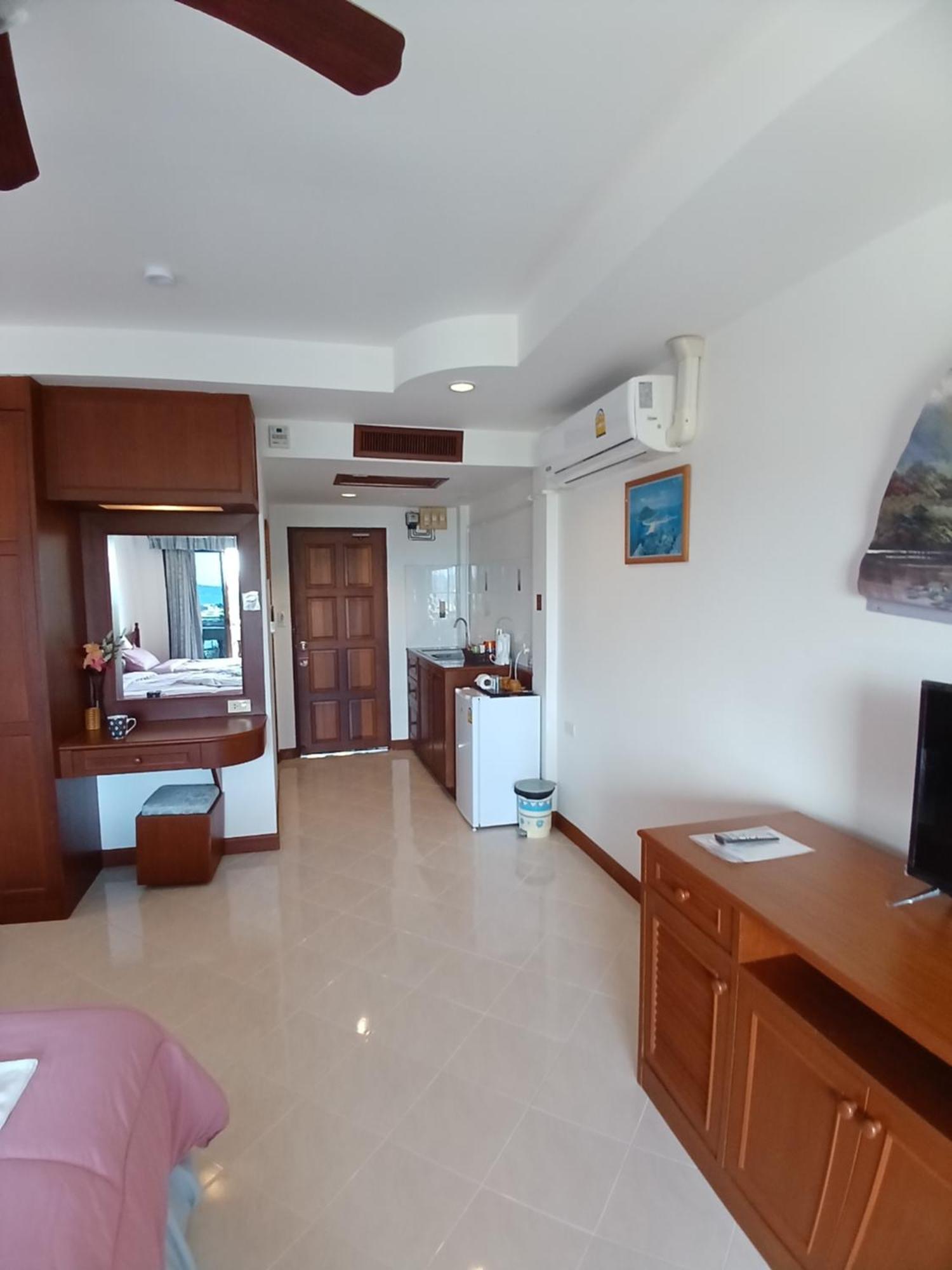 Aksarai Hotel Patong Exteriör bild