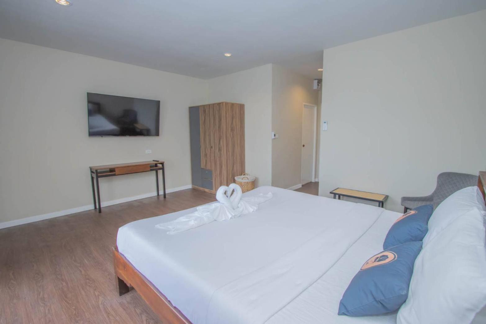 Aksarai Hotel Patong Exteriör bild
