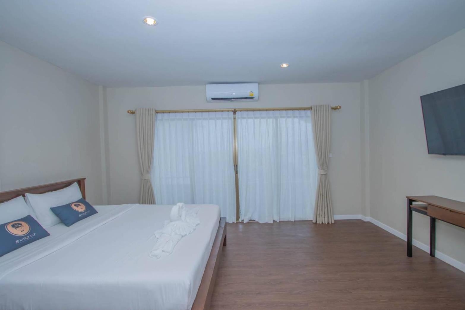 Aksarai Hotel Patong Exteriör bild